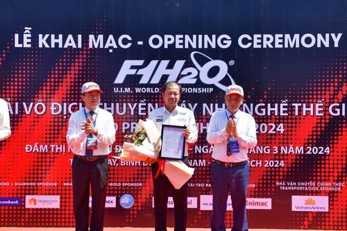 Khai mạc Giải đua thuyền máy nhà nghề quốc tế UIM F1H2O tại Bình Định