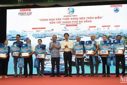 Hơn 30 tỷ đồng hỗ trợ ngư dân trong chương trình 'Cùng ngư dân thắp sáng đèn trên biển'