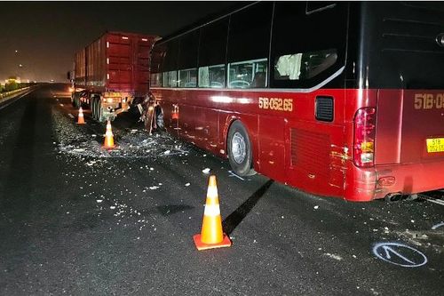 Tiền Giang: Xe khách húc đuôi xe đầu kéo trên cao tốc