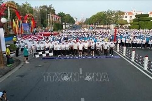 Kêu gọi người dân chạy bộ để rèn luyện sức khỏe, giúp đỡ người khó khăn