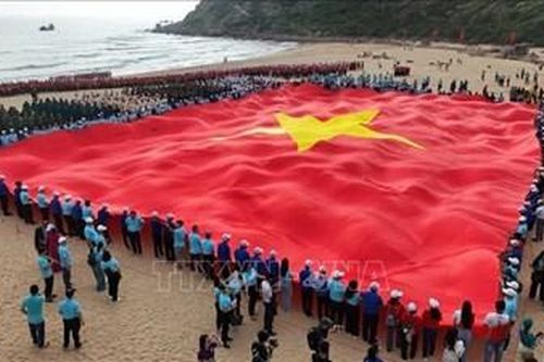 Trang nghiêm, xúc động Lễ Thượng cờ Tổ quốc tại Bãi Môn - Mũi Điện
