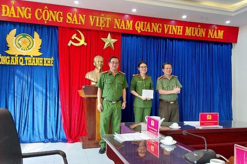 Khen thưởng lực lượng bắt đối tượng tham ô và buôn bán hàng cấm