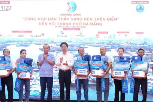 Cùng ngư dân thắp sáng đèn trên biển tại Đà Nẵng