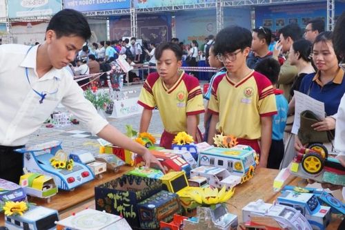 Hơn 800 học sinh hào hứng trải nghiệm Ngày hội giáo dục STEM
