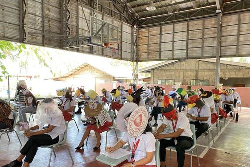 Cười ngả nghiêng với loạt mũ chống gian lận thi cử của sinh viên