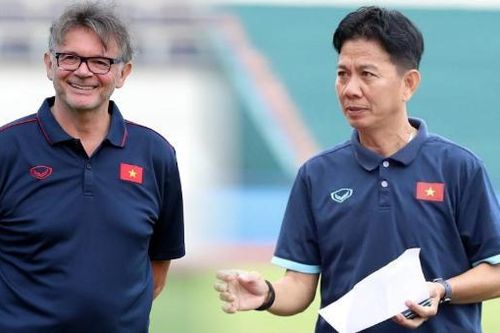 HLV Hoàng Anh Tuấn gặp khó vì ông Troussier