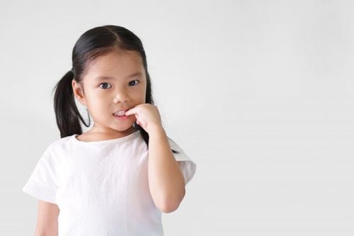 Cách nào ngăn trẻ cắn móng tay?