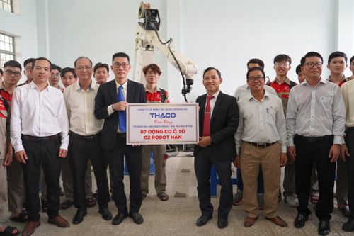 Trường ĐH Bách khoa Đà Nẵng tiếp nhận thiết bị thực hành ô tô từ doanh nghiệp