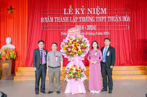 Trường THPT Thuận Hóa kỷ niệm 10 năm thành lập