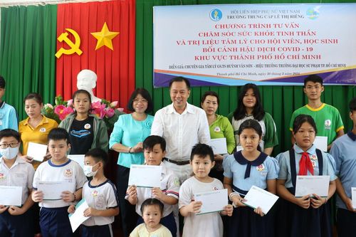 Trao 124 phần quà cho trẻ em mồ côi do Covid-19
