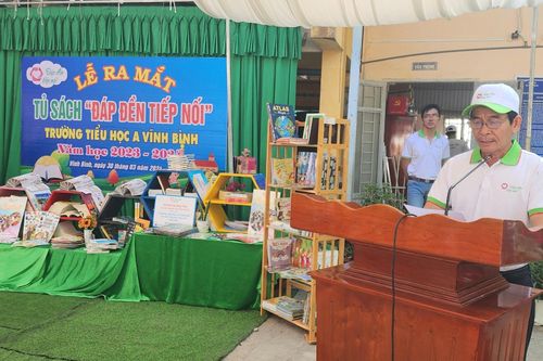 Trao tặng tủ sách 'Đáp đền tiếp nối' cho các trường tiểu học