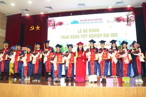 Trường ĐH Cửu Long trao bằng tốt nghiệp cho 256 tân cử nhân hệ từ xa