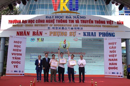 Trao giải cho thí sinh tại Kỳ thi Olympic Tin học miền Trung - Tây Nguyên
