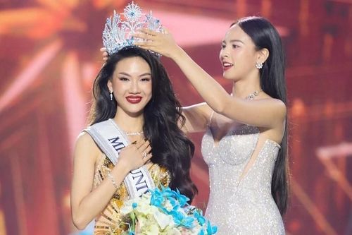Hoa hậu Hoàn vũ Việt Nam Bùi Quỳnh Hoa bị buộc thôi học