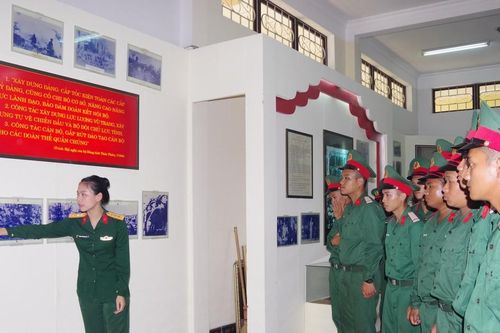 Giáo dục truyền thống cho chiến sĩ mới nhập ngũ năm 2024