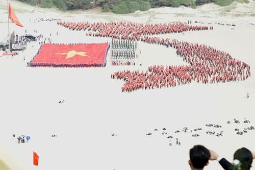 Câu chuyện thú vị về bộ ảnh cưới bên Lễ Thượng cờ Tiền Phong Marathon 2024