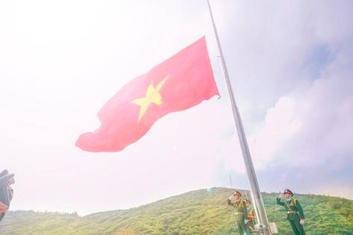 Toàn cảnh Lễ Thượng cờ 'Tổ quốc trong lòng Tổ quốc' tại Tiền Phong Marathon 2024