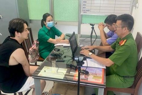 Bắt quả tang 10 nữ tiếp viên nhà hàng bán dâm cho khách Hàn Quốc