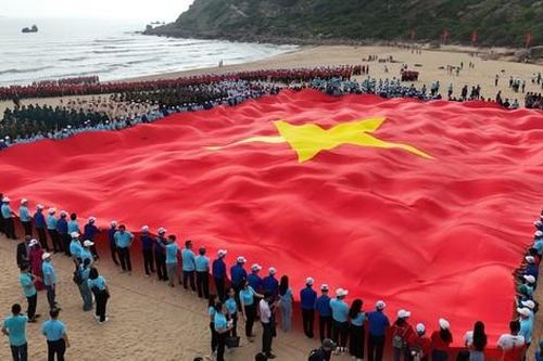 Các vận động viên nói gì về Lễ Thượng cờ Tiền Phong Marathon 2024?