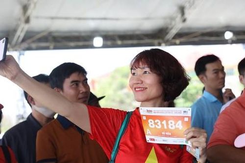 Runner hào hứng nhận race kit, sẵn sàng chinh phục Tiền Phong Marathon 2024