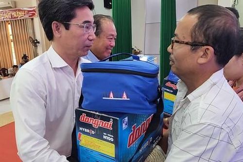 Trao cẩm nang giúp ngư dân chung tay với chính quyền tháo gỡ 'thẻ vàng' thủy sản