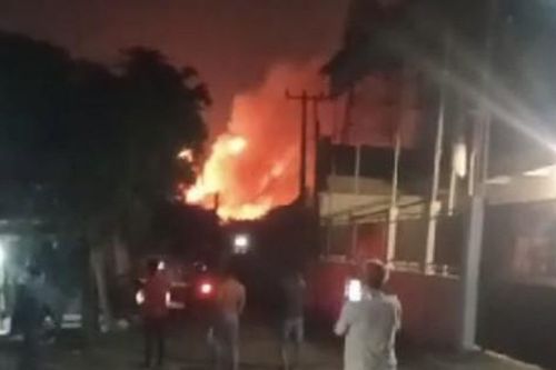 Indonesia: Kho đạn quân sự bốc cháy dữ dội ở ngoại ô thủ đô Jakarta