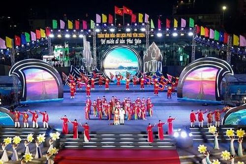 Rực rỡ đêm khai mạc Tuần lễ Văn hóa - Du lịch 'Về miền di sản Phú Yên'