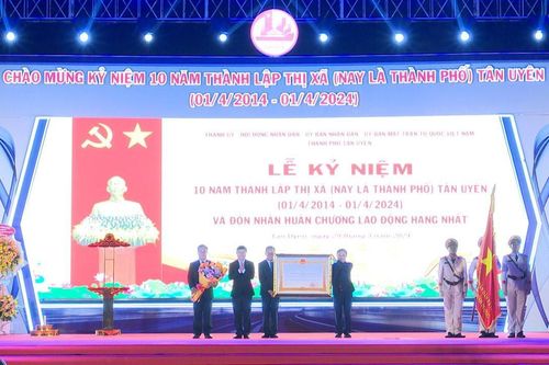 TP. Tân Uyên đón nhận Huân chương lao động hạng Nhất