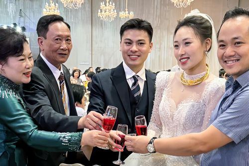 Bác sĩ bất ngờ nhận thiệp mời đám cưới của nữ bệnh nhân sau 6 năm