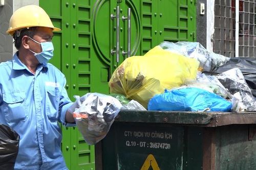 TP.HCM: Gồng mình mưu sinh dưới nắng nóng khắc nghiệt gần 40 độ C