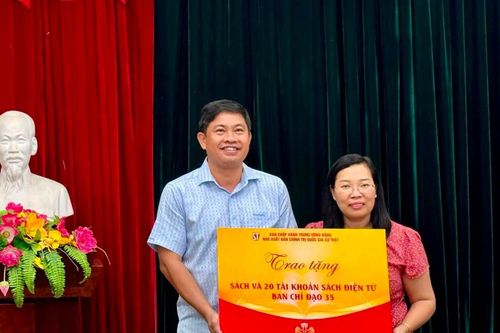 Trao tặng Tủ sách điện tử 'Ban Chỉ đạo 35' cho các địa phương