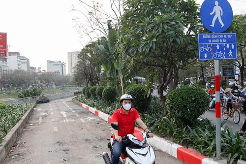 Rào chắn ở đường dành cho xe đạp vừa dỡ, xe máy vô tư đi vào dù có biển cấm