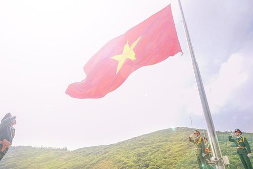 Xúc động lễ thượng cờ Tổ quốc tại Tiền Phong Marathon 2024