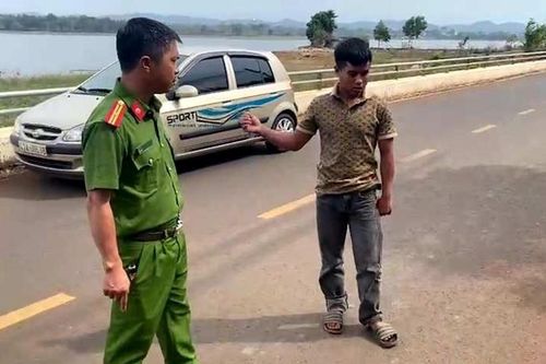 Nhóm đối tượng dùng gậy ba khúc đánh người, cướp xe máy ở Đắk Lắk