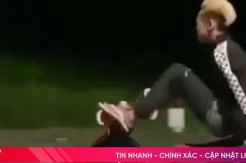 'Quái xế' đầu trần chạy xe bằng 2 chân