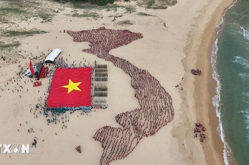 Trang nghiêm, xúc động Lễ thượng cờ Tổ quốc tại Bãi Môn-Mũi Điện ở Phú Yên