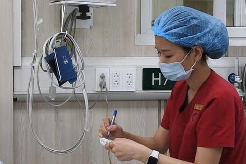 Bộ trưởng Y tế tặng bằng khen cho nữ điều dưỡng A9 cứu du khách