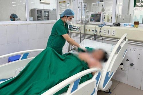 Một phụ nữ nguy kịch vì... gai cá trê đâm vào tay
