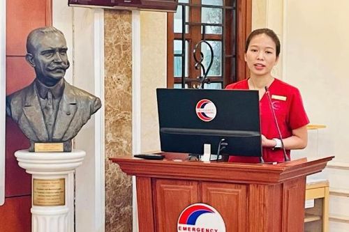 Nữ điều dưỡng cấp cứu du khách Ấn Độ ngừng tim nhận 'mưa' khen thưởng