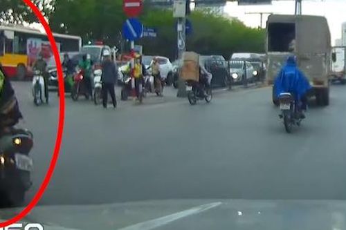 Thanh niên đầu trần nhận kết đắng khi tạt đầu ô tô, rẽ bất chấp biển cấm