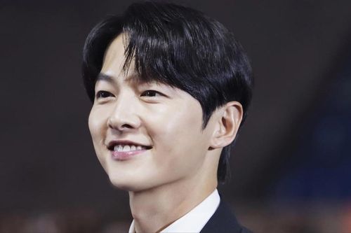 Hé lộ hình ảnh mới nhất của con trai Song Joong Ki, điển trai không kém bố nhưng lại bị soi một điểm