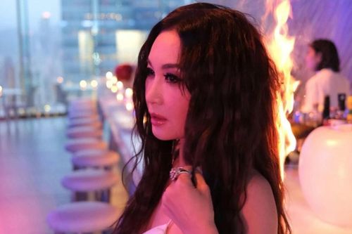 Sao nữ nổi tiếng gặp sự cố hi hữu, tóc bắt lửa cháy như ngọn đuốc khi đang chụp ảnh