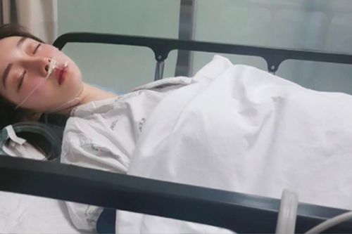 Hình ảnh đầu tiên của nữ ca sĩ nổi tiếng trên giường điều trị sau khi tự kết liễu cuộc đời