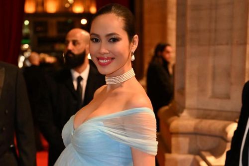 Quá trình mang thai của Á hậu Vbiz: Bất chấp có túi nước trong cơ thể, đến ngày dự sinh chưa chuyển dạ
