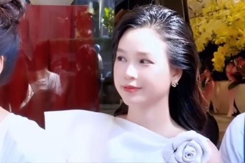Sam mới sinh con 1 tháng đã có 'tin vui', cả dàn sao Vbiz đến chúc mừng