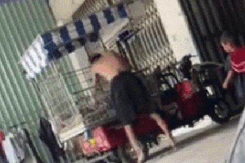 Phẫn nộ clip người đàn ông đánh đập bé trai dã man, nhốt trong lồng sắt sau xe ba gác