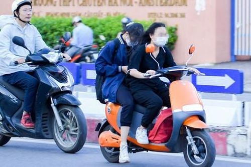 Tranh cãi quanh đề xuất người dưới 18 tuổi đi xe máy điện phải có bằng lái