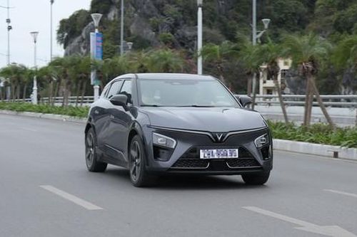 Những chiếc xe VinFast VF 7 đầu tiên đến tay khách hàng