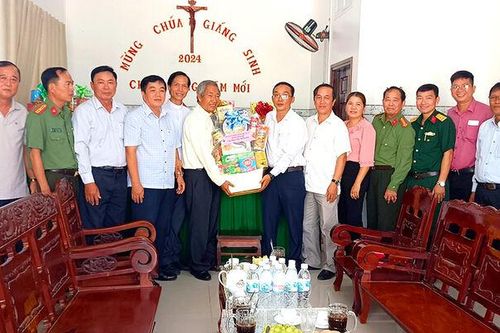 Bí thư Huyện ủy Thoại Sơn Nguyễn Như Anh thăm, chúc mừng lễ Phục sinh năm 2024 tại giáo xứ Núi Sập