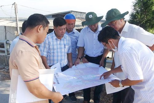 Bí thư Huyện ủy Tri Tôn kiểm tra tình hình hạn, mặn